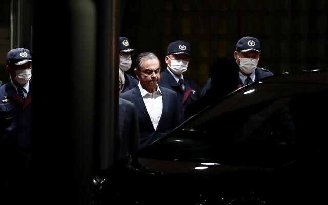 Former Nissan chairman Carlos Ghosn (C) is escorted as he walks out of the Tokyo Detention House following his release on bail in Tokyo on April 25, 2019. (Behrouz MEHRI / AFP) Former Nissan chairman Carlos Ghosn (C) is escorted as he walks out of the Tokyo Detention House following his release on bail in Tokyo on April 25, 2019. (Behrouz MEHRI / AFP)