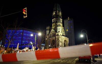 Police secure the area around the Breitscheidplatz near the Christmas market on December 21, 2019 in Berlin (Gregor Fischer / dpa / AFP)