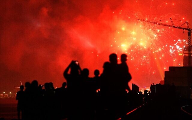 Sri Lankans watch fireworks during new year's celebrations in Colombo, on January 1, 2020. (Ishara S. Kodikara/AFP) Sri Lankans watch fireworks during new year's celebrations in Colombo, on January 1, 2020. (Ishara S. Kodikara/AFP)