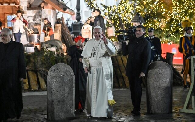 Pope Francis (C) waves to faithful as he visits the Nativity scene in Saint Peter's Square, following the 'Te Deum' prayer for the year 2019, in St Peter's Basilica at the Vatican, December 31, 2019. (Andreas Solaro/AFP) Pope Francis (C) waves to faithful as he visits the Nativity scene in Saint Peter's Square, following the 'Te Deum' prayer for the year 2019, in St Peter's Basilica at the Vatican, December 31, 2019. (Andreas Solaro/AFP)