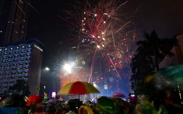 Fireworks erupt over the Hotel Indonesia, in Jakarta during New Year's celebrations on January 1, 2020. (Bay Ismoyo/AFP) Fireworks erupt over the Hotel Indonesia, in Jakarta during New Year's celebrations on January 1, 2020. (Bay Ismoyo/AFP)