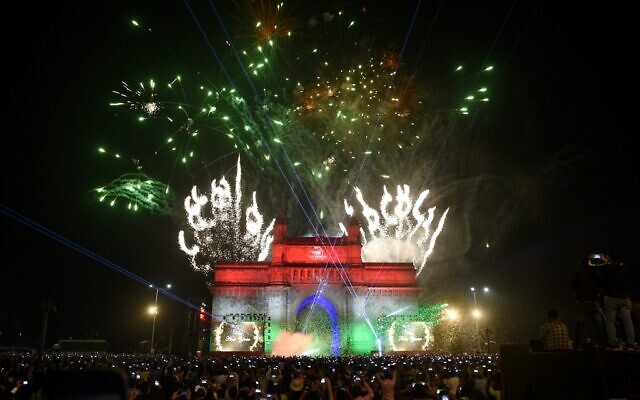 New Year's Eve fireworks erupt over Mumbai's iconic Gateway of India on January 1, 2020. (Indranil Mukherjee/AFP) New Year's Eve fireworks erupt over Mumbai's iconic Gateway of India on January 1, 2020. (Indranil Mukherjee/AFP)
