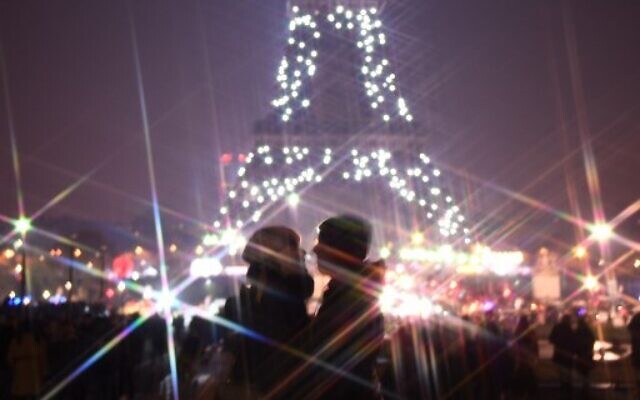 A couple kiss in front of the Eiffel tower during the New Year's celebrations in Paris, on January 1, 2020. (Photo by MARTIN BUREAU / AFP) A couple kiss in front of the Eiffel tower during the New Year's celebrations in Paris, on January 1, 2020. (Photo by MARTIN BUREAU / AFP)