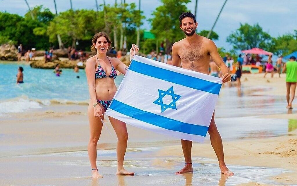 An Israeli couple at Second Beach in Morro de Sao Paulo, Brazil. (Renato Santana/ CORREIO/ via JTA)
