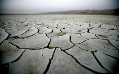 Dry earth in time of drought, north of Israel's Dead Sea.(ABIR SULTAN/Flash90)