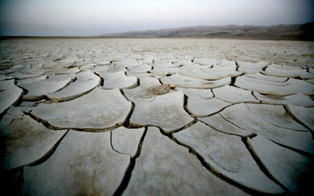 Dry earth in time of drought, north of Israel's Dead Sea.(ABIR SULTAN/Flash90)