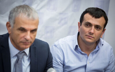 Then-finance minister Moshe Kahlon (R) and Finance Ministry Director General Shai Babad at a press conference in Jerusalem on January 8, 2018. (Hadas Parush/Flash90)