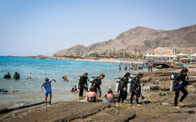 Israelis at the beach in the southern Israeli city of Eilat, August 27, 2019. (Flash90)