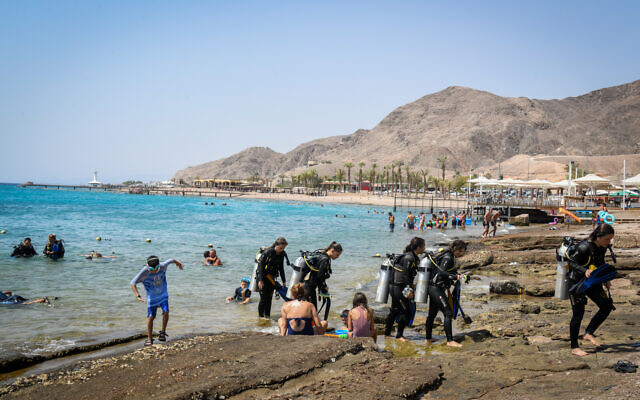 Israelis at the beach in the southern Israeli city of Eilat, August 27, 2019. (Flash90)