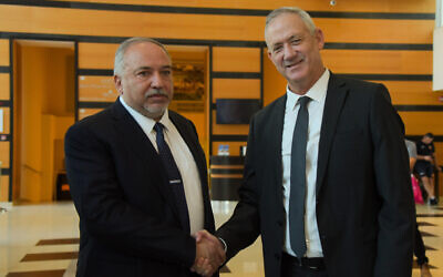 Blue and White chairman Benny Gantz (R) and Yisrael Beytenu party leader Avigdor Liberman talk to the press after meeting in Ramat Gan on November 14, 2019. (Avshalom Sassoni/Flash90)