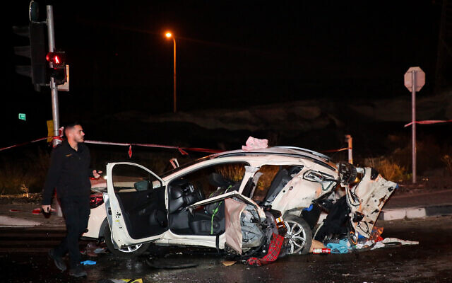 Emergency services and police at the scene of a deadly car accident Road 433, near Giv'at Ze'ev, December 1, 2019. (Yonatan Sindel/Flash90) Emergency services and police at the scene of a deadly car accident Road 433, near Giv'at Ze'ev, December 1, 2019. (Yonatan Sindel/Flash90)