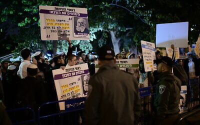 Religious Israelis protest against Tel Aviv municipality Shabbat bus service outside the home of Tel Aviv Mayor Ron Huldai in Tel Aviv, December 14, 2019. (Tomer Neuberg/Flash90)