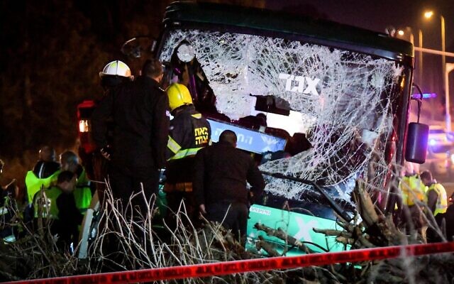 Rescue forces at the scene of a deadly car accident on Route 40 near Ben Gurion International airport, December 22, 2019. (Flash90) Rescue forces at the scene of a deadly car accident on Route 40 near Ben Gurion International airport, December 22, 2019. (Flash90)