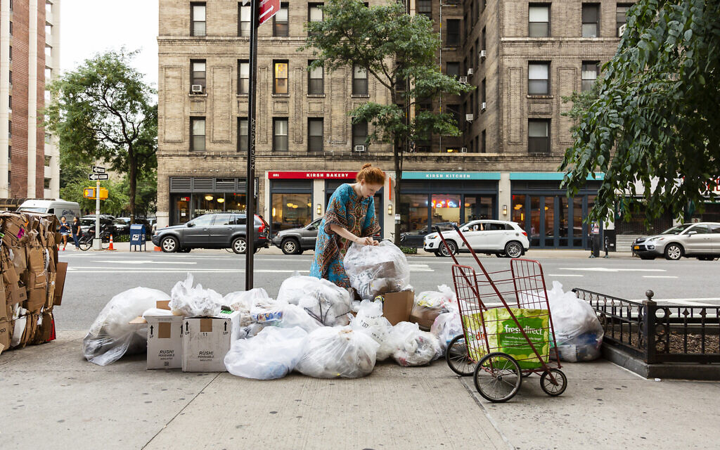 Anna Sacks on one of her trash walks. (Patricia López Ramos)