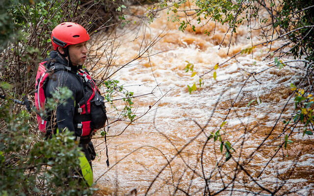 Rescue teams search for a teen boy who was caught in a flood near the northern village of Yarka, December 26, 2019. (Meir Vaknin/Flash90) Rescue teams search for a teen boy who was caught in a flood near the northern village of Yarka, December 26, 2019. (Meir Vaknin/Flash90)