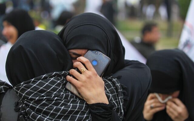 Supporters of the Hashed al-Shaabi paramilitary force and Iraq's Hezbollah brigades attend the funeral of Iranian military commander Qasem Soleimani and Iraqi paramilitary chief Abu Mahdi al-Muhandis in Baghdad's district of al-Jadriya, in Baghdad's high-security Green Zone, on January 4, 2020 (Ahmad AL-RUBAYE / AFP) Supporters of the Hashed al-Shaabi paramilitary force and Iraq's Hezbollah brigades attend the funeral of Iranian military commander Qasem Soleimani and Iraqi paramilitary chief Abu Mahdi al-Muhandis in Baghdad's district of al-Jadriya, in Baghdad's high-security Green Zone, on January 4, 2020 (Ahmad AL-RUBAYE / AFP)