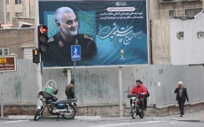 A billboard bearing a portrait of slain Iranian military commander Qasem Soleimani, the deputy commander of the Revolutionary Guards, hangs on a main road in the Iranian capital Tehran on January 4, 2020, one day after Soleimani and other members of the pro-Iranian Iraqi paramilitary group Al-Hashed Al-Shaabi were killed in a US air strike near Baghdad international airport (ATTA KENARE / AFP)