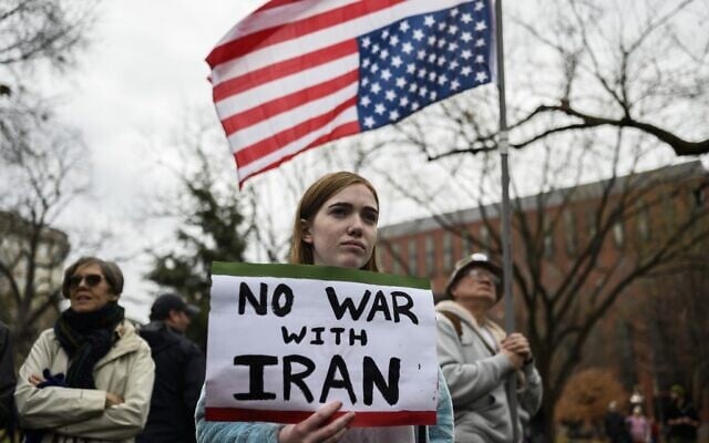 Anti-war activist protest in front of the White House in Washington, DC, on January 4, 2020. (ANDREW CABALLERO-REYNOLDS / AFP) Anti-war activist protest in front of the White House in Washington, DC, on January 4, 2020. (ANDREW CABALLERO-REYNOLDS / AFP)