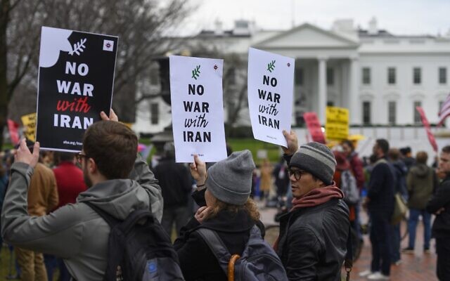 Anti-war activists protest in front of the White House in Washington, DC, on January 4, 2020 (ANDREW CABALLERO-REYNOLDS / AFP) Anti-war activists protest in front of the White House in Washington, DC, on January 4, 2020 (ANDREW CABALLERO-REYNOLDS / AFP)