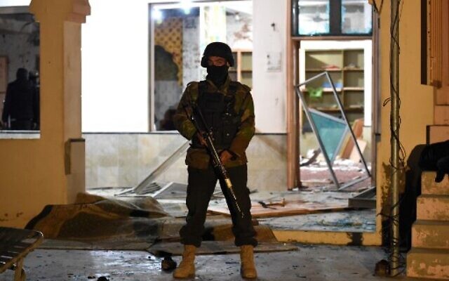 A soldier stands guard at the premises of a mosque after a bomb blast in Quetta on January 10, 2020. -(Photo by BANARAS KHAN / AFP) A soldier stands guard at the premises of a mosque after a bomb blast in Quetta on January 10, 2020. -(Photo by BANARAS KHAN / AFP)