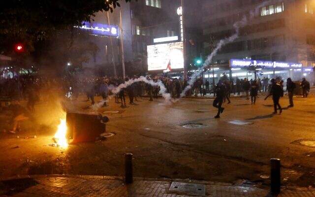 Lebanese anti-government protesters clash with riot police in the capital Beirut, on January 14, 2020 (Marwan TAHTAH / AFP) Lebanese anti-government protesters clash with riot police in the capital Beirut, on January 14, 2020 (Marwan TAHTAH / AFP)