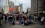 Lebanese demonstrators block the main bridge linking the western and eastern sides of the capital Beirut, to protest against a political elite accused of corruption and incompetence, on Janury 17, 2020 (PATRICK BAZ / AFP)