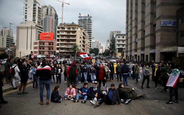 Lebanese demonstrators block the main bridge linking the western and eastern sides of the capital Beirut, to protest against a political elite accused of corruption and incompetence, on Janury 17, 2020 (PATRICK BAZ / AFP) Lebanese demonstrators block the main bridge linking the western and eastern sides of the capital Beirut, to protest against a political elite accused of corruption and incompetence, on Janury 17, 2020 (PATRICK BAZ / AFP)