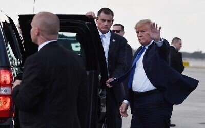 US President Donald Trump waves before departing Palm Beach International Airport in West Palm Beach, Florida January 17, 2020. (Nicholas Kamm / AFP)
