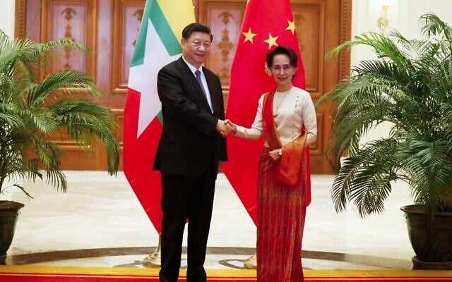 Chinese President Xi Jinping (L) and Myanmar State Counsellor Aung San Suu Kyi shake hands before a bilateral meeting at the Presidential Palace in Naypyidaw on January 18, 2020. (Photo by Nyein CHAN NAING / POOL / AFP) Chinese President Xi Jinping (L) and Myanmar State Counsellor Aung San Suu Kyi shake hands before a bilateral meeting at the Presidential Palace in Naypyidaw on January 18, 2020. (Photo by Nyein CHAN NAING / POOL / AFP)