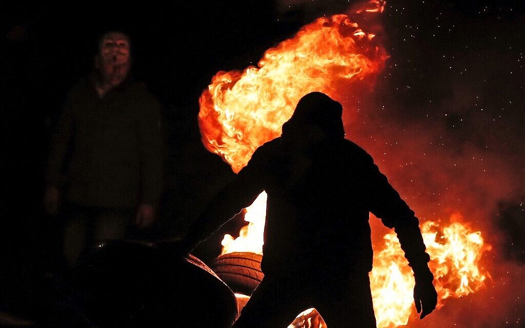 Palestinian demonstrators burn tires during a demonstration against US President Donald Trump's peace plan proposal on January 28, 2020, at the entrance of the West Bank city of Ramallah, near the settlement of Beit El. (Ahmad GHARABLI / AFP)