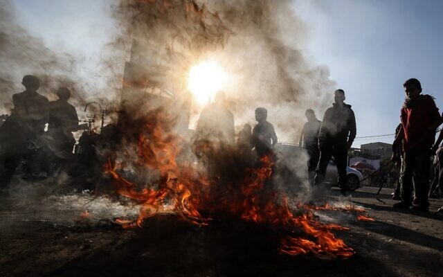 Palestinian demonstrators burn tires during a demonstration against a US brokered Middle East peace plan, in Rafah in the southern Gaza Strip, on January 29, 2020. (SAID KHATIB / AFP)