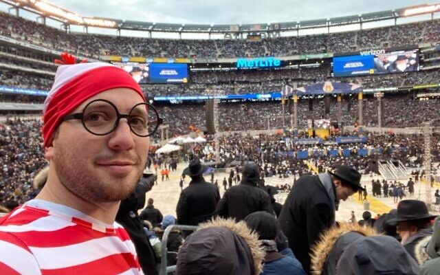Jonathan Gray takes a selfie dressed as Waldo during the Siyum HaShas in New Jersey, January 1, 2020. (Twitter) Jonathan Gray takes a selfie dressed as Waldo during the Siyum HaShas in New Jersey, January 1, 2020. (Twitter)