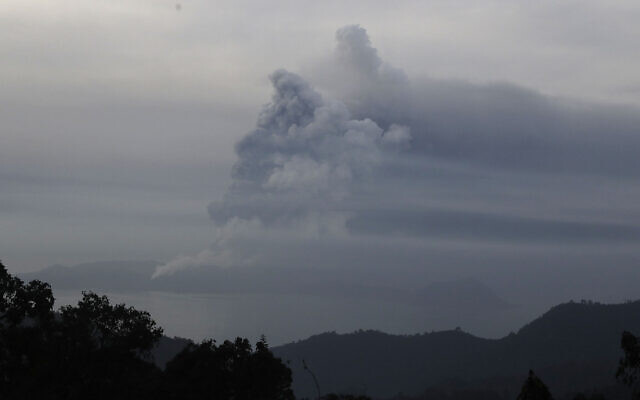 Taal Volcano spews ash on Monday Jan. 13, 2020, in Tagaytay, Cavite province, south of Manila, Philippines. (AP Photo/Aaron Favila) Taal Volcano spews ash on Monday Jan. 13, 2020, in Tagaytay, Cavite province, south of Manila, Philippines. (AP Photo/Aaron Favila)