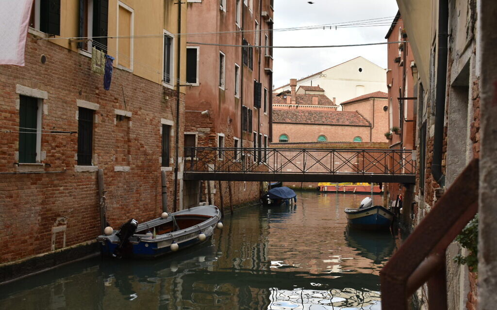 One of the canals going through the Venice Jewish ghetto, December 28, 2019. (Giovanni Vigna/ Times of Israel)