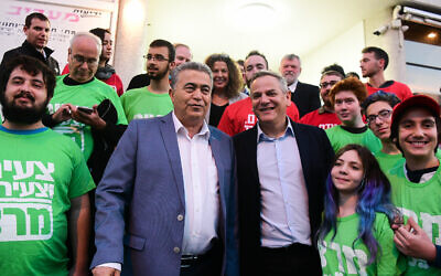 Labor-Gesher head Amir Peretz, left, and Meretz party leader Nitzan Horowitz during a press conference in Tel Aviv on January 13, 2020. (Flash90)