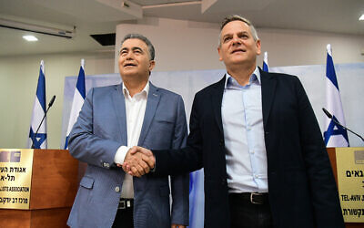 Labor-Gesher head Amir Peretz, left, and Meretz party leader Nitzan Horowitz shake hands during a press conference in Tel Aviv on January 13, 2020. (Flash90)