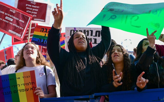 Israel school students protest against Education Minister Rafi Peretz after he called same-sex marriage unnatural at Rabin Square in Tel Aviv on January 15, 2020 (Tomer Neuberg/Flash90)
