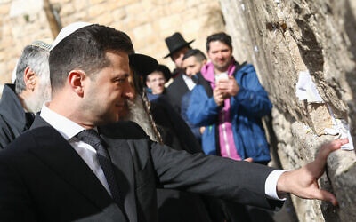 Ukrainian President Volodymyr Zelensky visits the Western Wall, in Jerusalem's Old City on January 23, 2020 (Shlomi Cohen/Flash90)