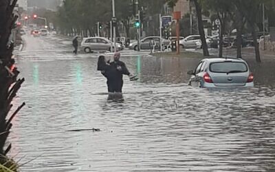 A woman is rescued by police from flooding in Ashdod, January 9, 2020 (Israel Police)
