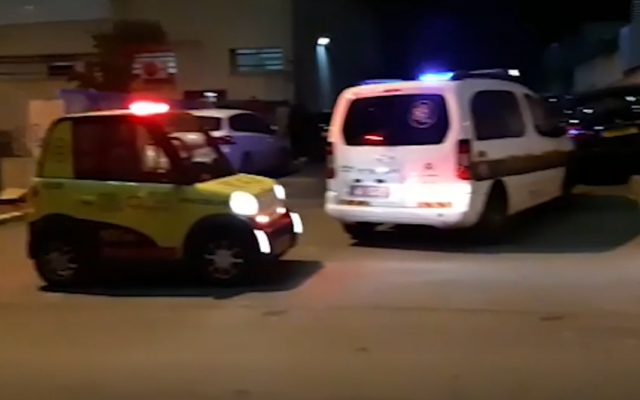 Emergency vehicles at the scene of a suspected murder in Petah Tikva, January 16, 2019. (Screen capture: Ynet) Emergency vehicles at the scene of a suspected murder in Petah Tikva, January 16, 2019. (Screen capture: Ynet)