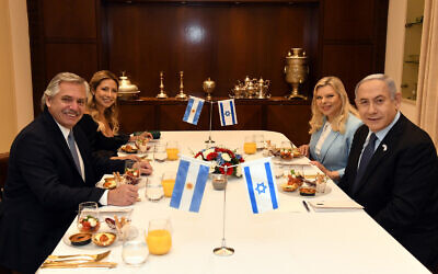 Prime Minister Benjamin Netanyahu, right, and his wife, Sara, 2nd from right, host Argentine President Alberto Fernandez, left, and his partner Fabiola Yanez, second from left, in Jerusalem, January 24, 2020. (Haim Zach/GPO)