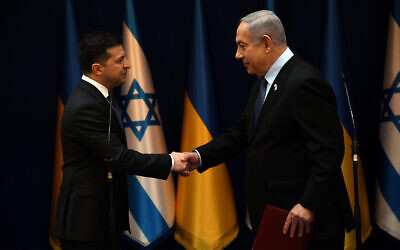 Ukrainian President Volodymyr Zelensky, left, meets Prime Minister Benjamin Netanyahu, right, in Jerusalem, January 24, 2020. (Haim Zach/GPO)