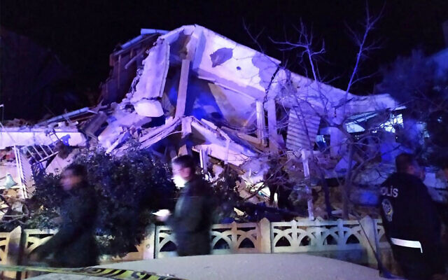 Turkish officials and police arrive at the scene of a collapsed building following a 6.8 magnitude earthquake in Elazig, eastern Turkey, January 24, 2020. (DHA/Demiroren News Agency (DHA)/AFP) Turkish officials and police arrive at the scene of a collapsed building following a 6.8 magnitude earthquake in Elazig, eastern Turkey, January 24, 2020. (DHA/Demiroren News Agency (DHA)/AFP)