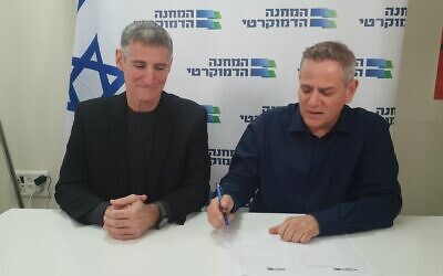 Democratic Choice chairman Yair Golan (L) and Meretz chairman Nitzan Horowitz sign an agreement to run together as the Democratic Camp on January 7, 2019. (Courtesy)