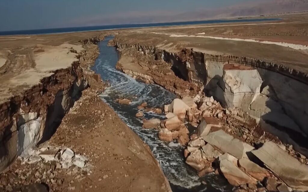 The 'secret river' by the Dead Sea, 'discovered' by Kan TV, January 2020. (Kan TV screenshot)
