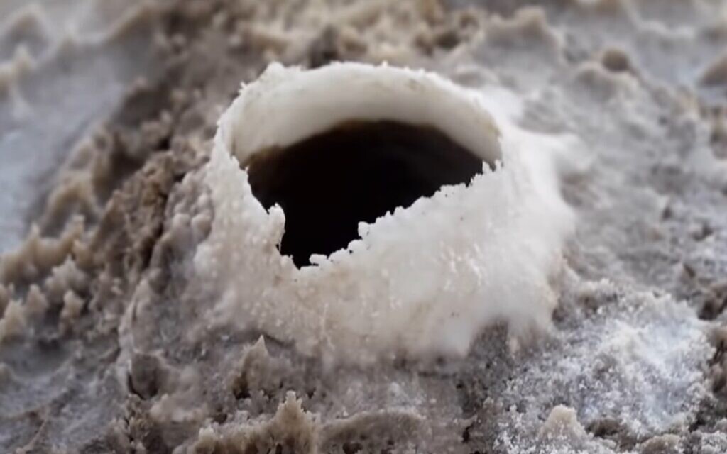 Salt formation along the Dead Sea channel 'discovered' by Kan TV, January 2020. (Kan TV screenshot)