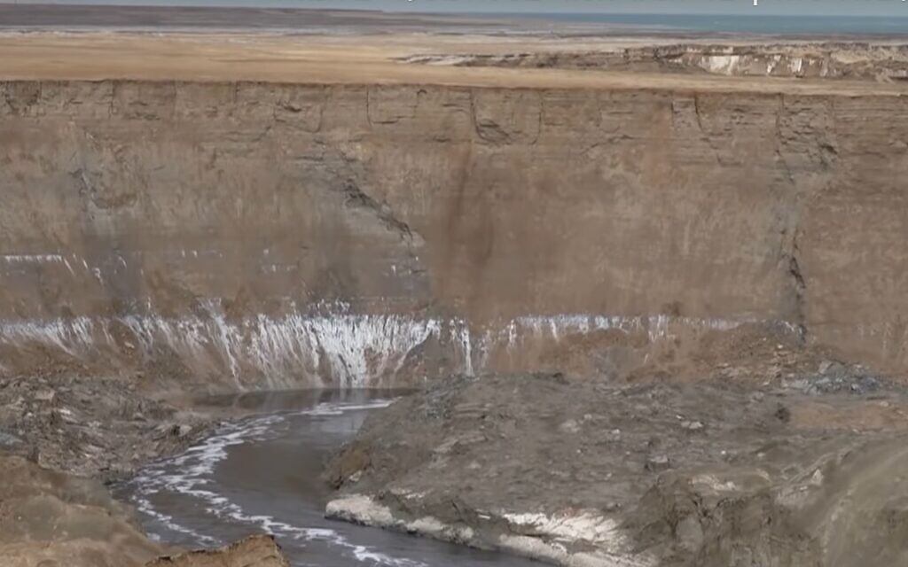 The gorge and 'secret river' by the Dead Sea, 'discovered' by Kan TV, January 2020. (Kan TV screenshot)
