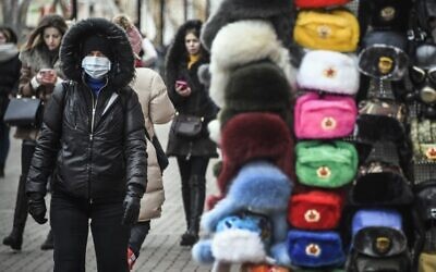 People walk along Arbat pedestrian street in downtown Moscow on February 19, 2020 (Alexander NEMENOV / AFP)