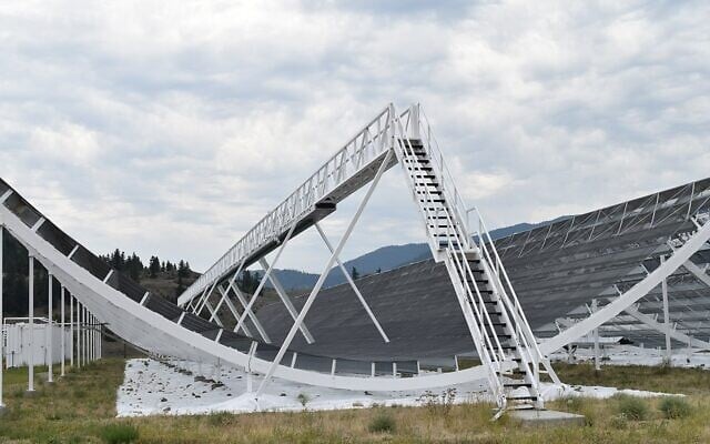 Wire-mesh half pipe reflector of the Canadian Hydrogen Intensity Mapping Experiment (CHIME) telescope reflects feeds radio signals to the telescope’s antennas located at the focus line at the center of the half pipe (Wikimedia/Creative Commons) Wire-mesh half pipe reflector of the Canadian Hydrogen Intensity Mapping Experiment (CHIME) telescope reflects feeds radio signals to the telescope’s antennas located at the focus line at the center of the half pipe (Wikimedia/Creative Commons)