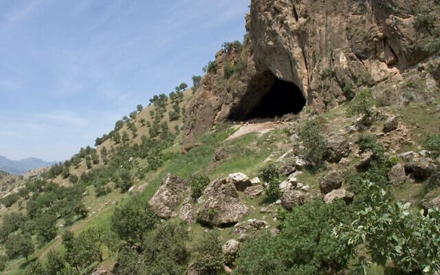 The exterior of Shanidar Cave in northern Iraq in 2005 (CC BY JosephV/Wikimedia Commons) The exterior of Shanidar Cave in northern Iraq in 2005 (CC BY JosephV/Wikimedia Commons)
